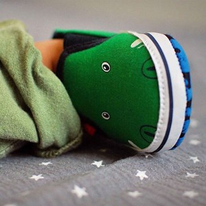 Chaussons bébé motif crocodile doux