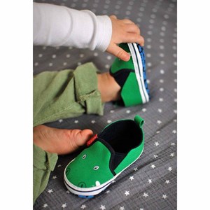Chaussons bébé motif crocodile doux