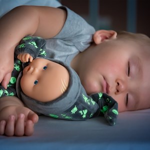 Poupon babipouce brille dans la nuit