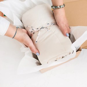 Tapis de jeu avec bordure  volants creme