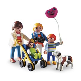 Promenade en famille avec une poussette