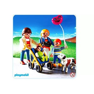 Promenade en famille avec une poussette