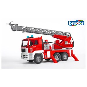 Camion de pompiers man avec pompe à eau