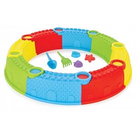 Château de sable avec râteaux et moules