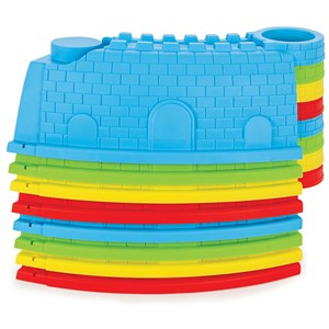 Château de sable avec râteaux et moules