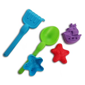 Château de sable avec râteaux et moules