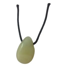 Pendentif percé en jade