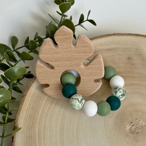 Hochet bois et silicone feuille