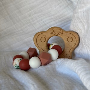 Hochet bois et silicone papillon