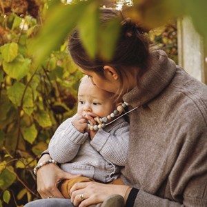 Collier d'allaitement- grey & wood ring