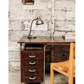 Julia, la lampe de bureau en métal n°339