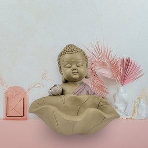 Statue bouddha devant lotus