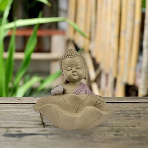 Statue bouddha devant lotus