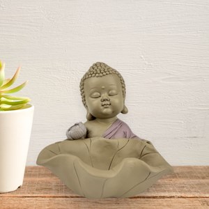 Statue bouddha devant lotus
