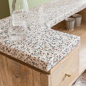 Meuble bar en bois et terrazzo