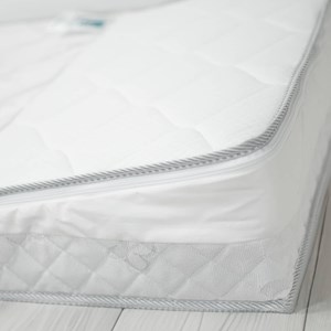 Matelas bébé anti-reflux avec plan