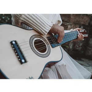 Guitare en bois naturel