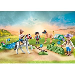 Cavaliers avec poneys et saut d'obstacle