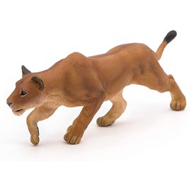 Figurine lionne chassant