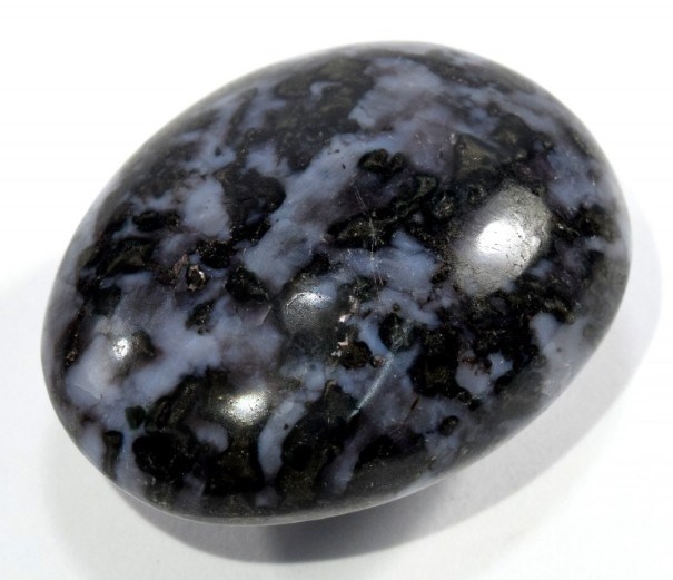 Galet en gabbro merlinite 7 cm