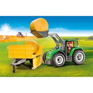 Grand tracteur avec remorque