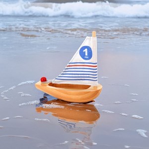Petit voilier de bain