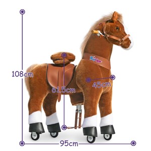 Poney marron avec sabots blanc