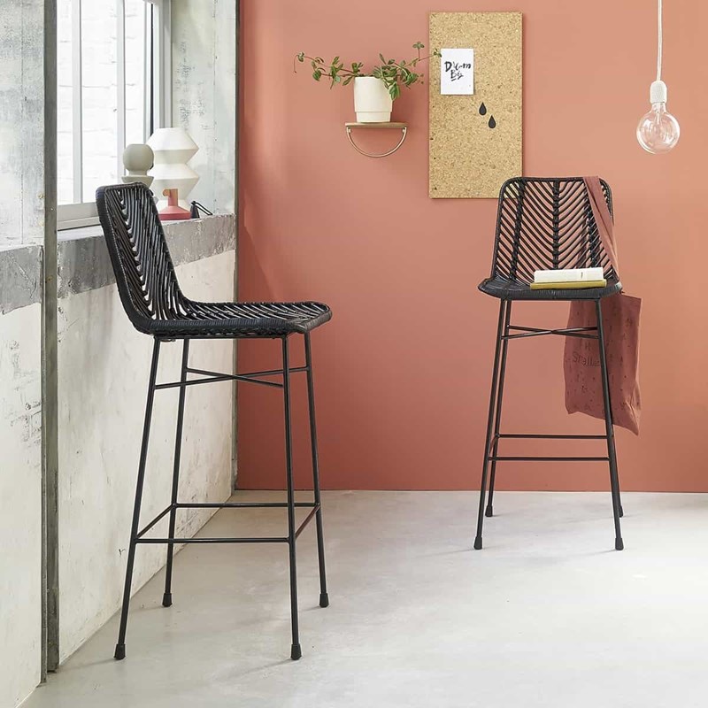 Berah Getah - Lot 2 tabourets bar en rotin noir métal