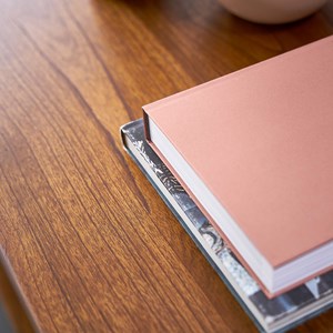 Table basse en bois finition noyer