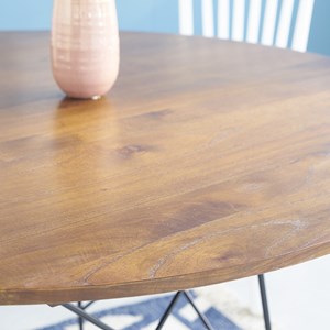 Table ronde finition noyer 4 pers