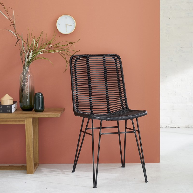Berah Getah - Chaise en rotin noire et pieds métal