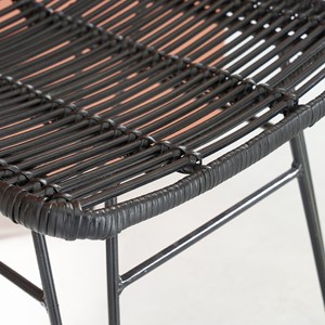 Chaise en rotin noire et pieds métal