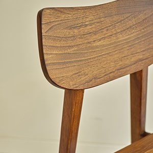 Chaise en bois finition noyer