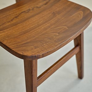 Chaise en bois finition noyer