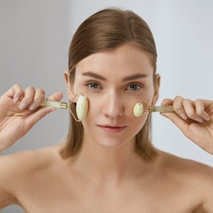 2 rouleaux masseurs visage jade blanc