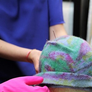 Créez un chapeau en feutre à bordeaux
