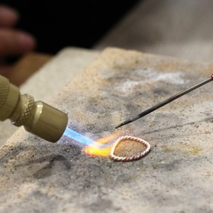 Créez votre bague torsadée à bordeaux