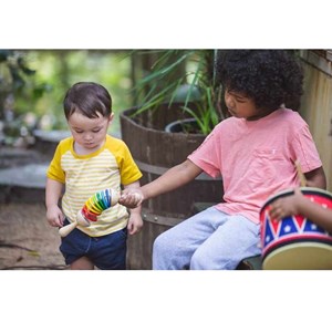 Claquettes en bois colorées
