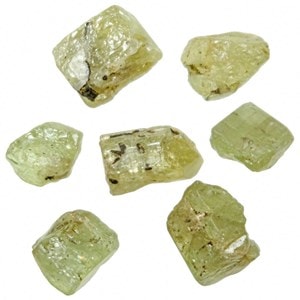 Pierres brutes cristaux d'apatite verte