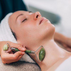 2 masseurs visage pierre de jade vert