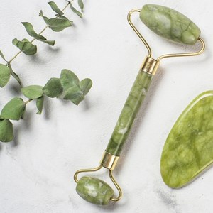 2 masseurs visage pierre de jade vert