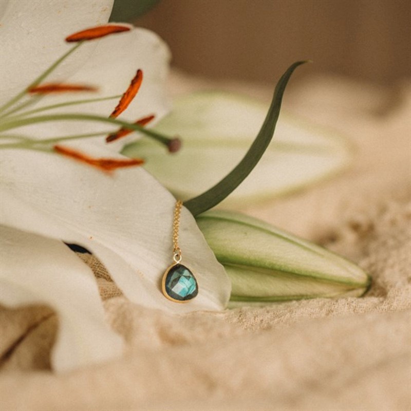 Lila in the sky - Collier or avec pendentif labradorite