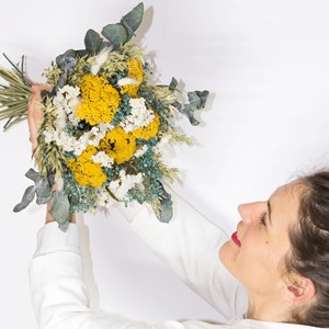 Bouquet de fleurs séchées jaune et bleu