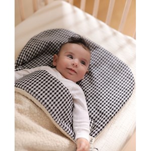 Nid d’ange bébé sherpa et carreaux vichy