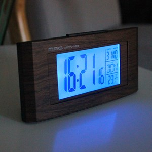 Réveil radio-piloté imitation bois