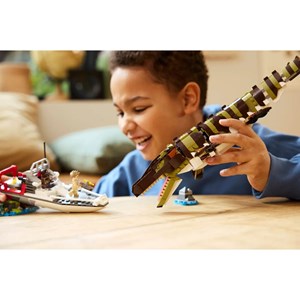 Le bateau en mission et le mosasaure en