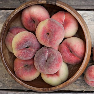 Pêcher saturne® 'bailou' - pot de 10l