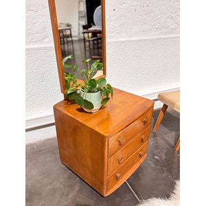 Louise, la coiffeuse en bois n°144