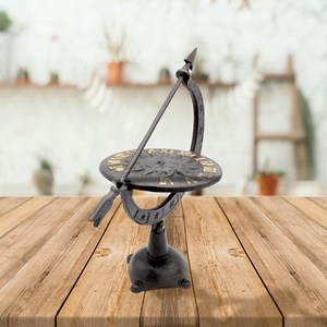 Cadran solaire antique en fer forgé gnomon chiffres visibles jardin