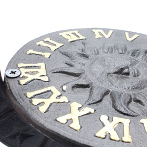 Cadran solaire antique en fer forgé gnomon chiffres visibles jardin